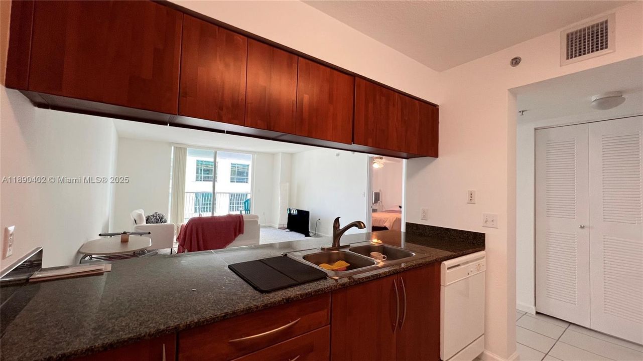 For Sale: $450,000 (1 beds, 1 baths, 818 Square Feet)