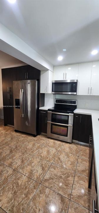 Vendido Recientemente: $1,100,000 (0 camas, 0 baños, 3085 Pies cuadrados)