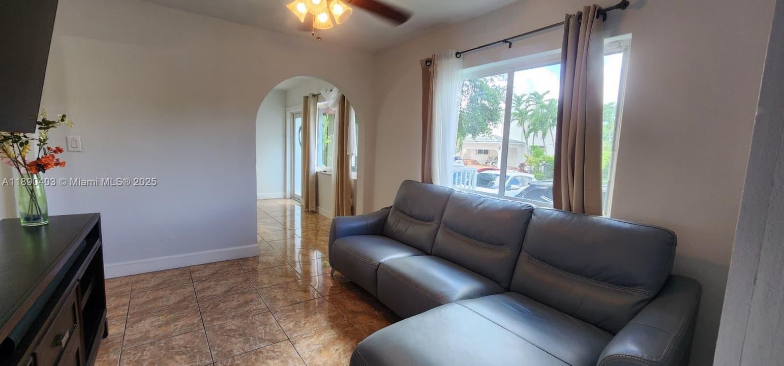 Vendido Recientemente: $1,100,000 (0 camas, 0 baños, 3085 Pies cuadrados)