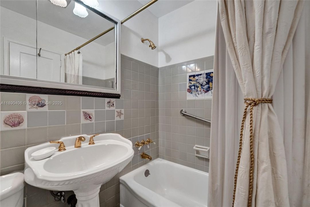 Activo con contrato: $799,000 (4 camas, 2 baños, 2346 Pies cuadrados)