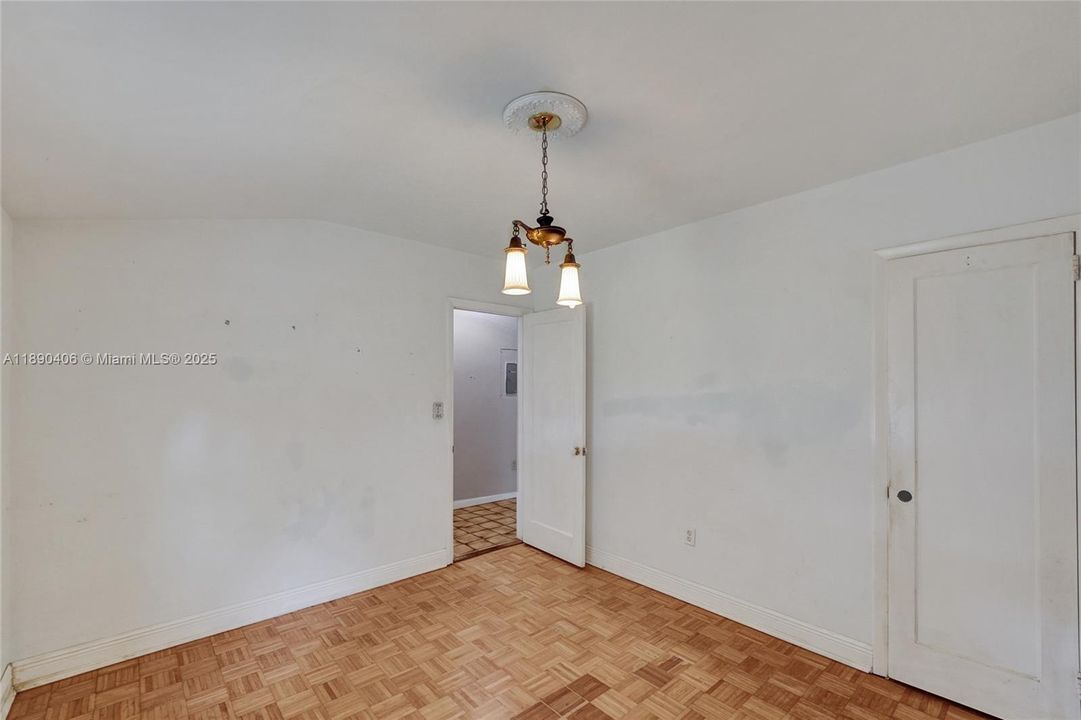 Activo con contrato: $799,000 (4 camas, 2 baños, 2346 Pies cuadrados)