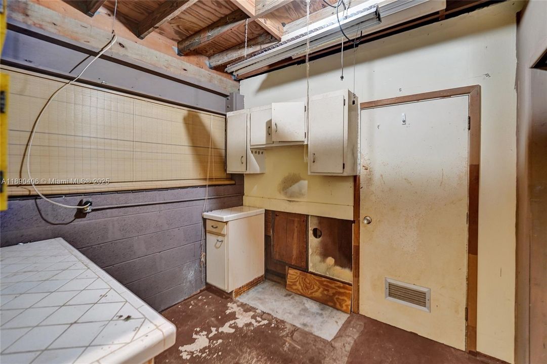 Activo con contrato: $799,000 (4 camas, 2 baños, 2346 Pies cuadrados)