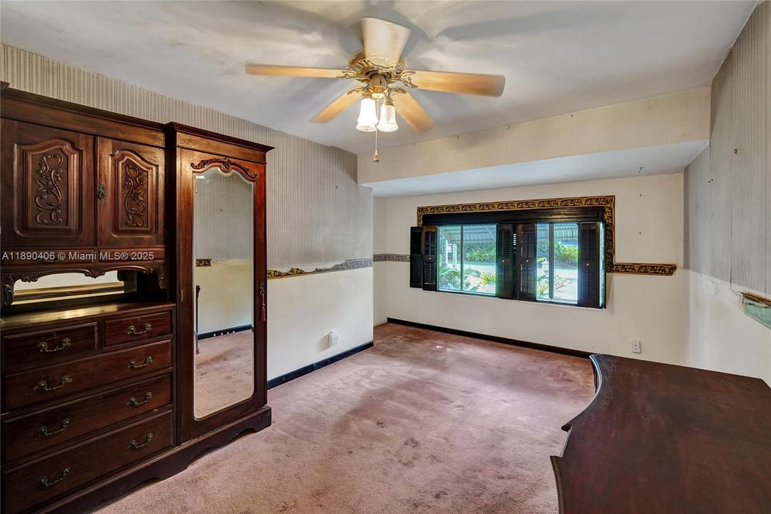 Activo con contrato: $799,000 (4 camas, 2 baños, 2346 Pies cuadrados)