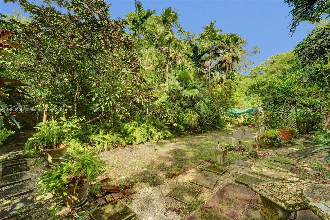 Activo con contrato: $799,000 (4 camas, 2 baños, 2346 Pies cuadrados)