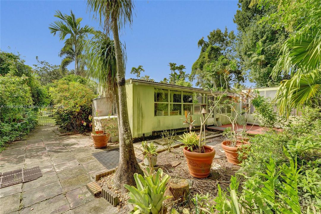 Activo con contrato: $799,000 (4 camas, 2 baños, 2346 Pies cuadrados)