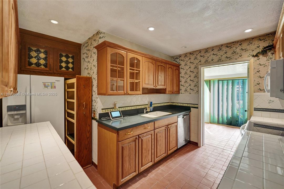 Activo con contrato: $799,000 (4 camas, 2 baños, 2346 Pies cuadrados)