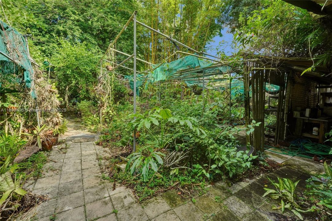 Activo con contrato: $799,000 (4 camas, 2 baños, 2346 Pies cuadrados)