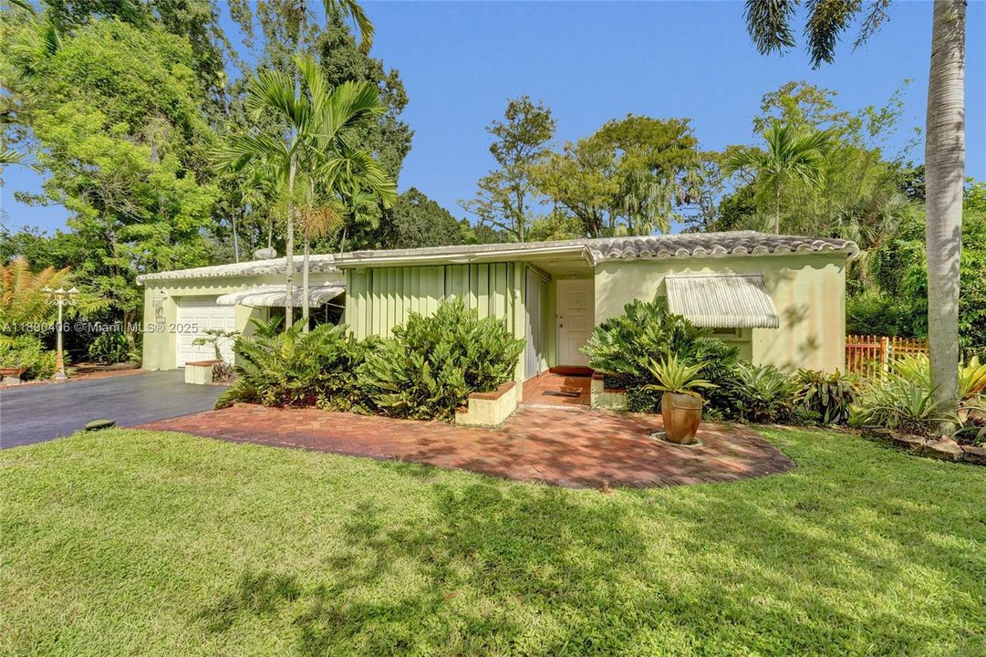 Activo con contrato: $799,000 (4 camas, 2 baños, 2346 Pies cuadrados)