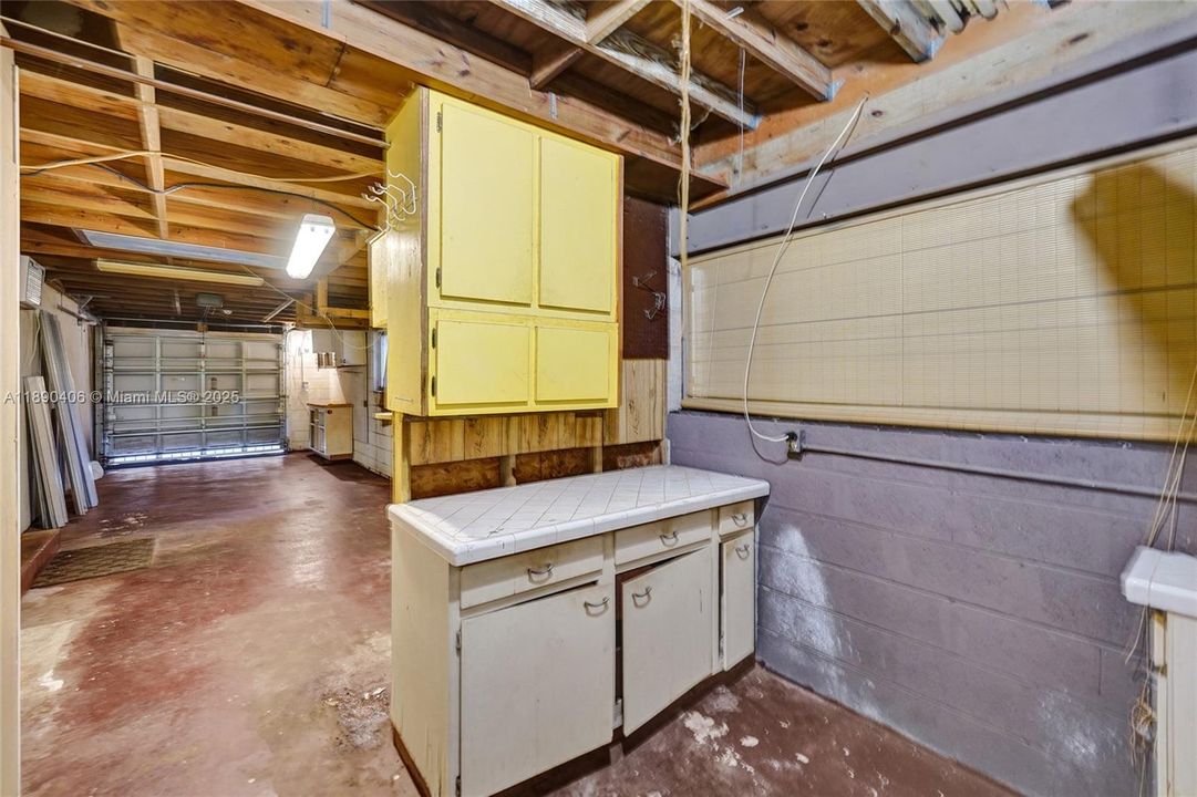 Activo con contrato: $799,000 (4 camas, 2 baños, 2346 Pies cuadrados)