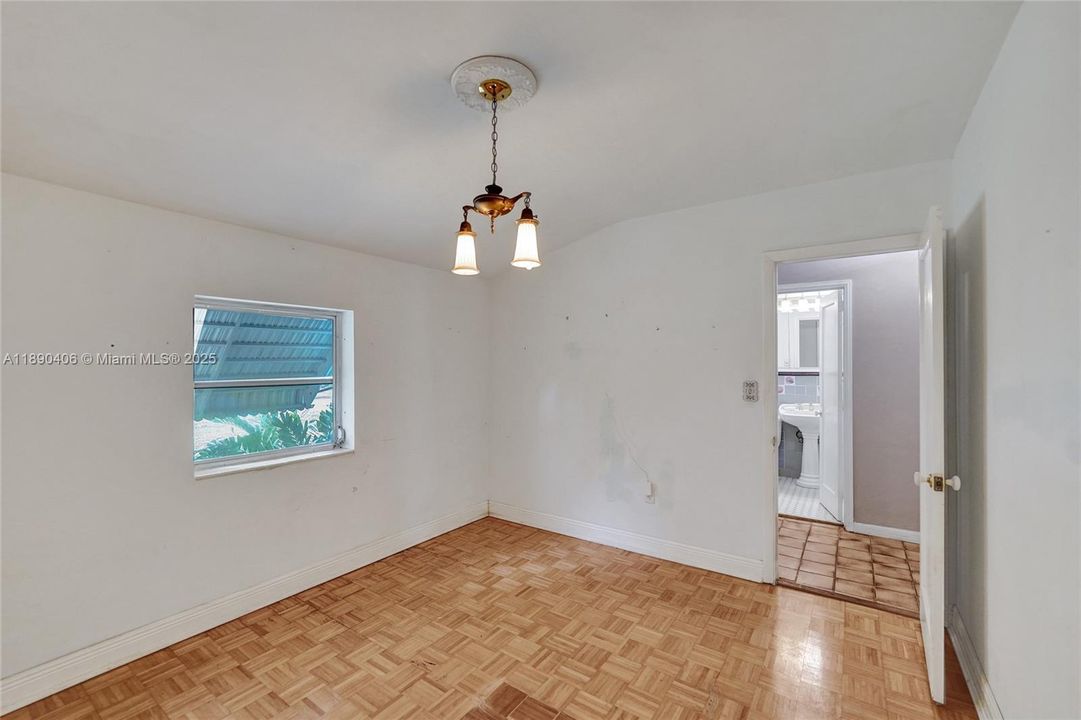 Activo con contrato: $799,000 (4 camas, 2 baños, 2346 Pies cuadrados)