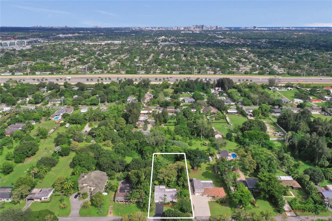 Activo con contrato: $799,000 (4 camas, 2 baños, 2346 Pies cuadrados)