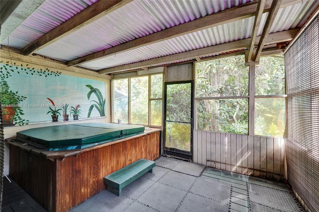 Activo con contrato: $799,000 (4 camas, 2 baños, 2346 Pies cuadrados)