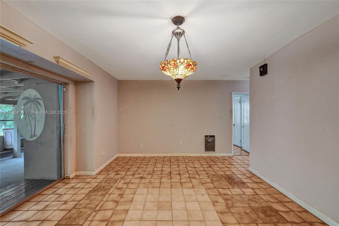 Activo con contrato: $799,000 (4 camas, 2 baños, 2346 Pies cuadrados)