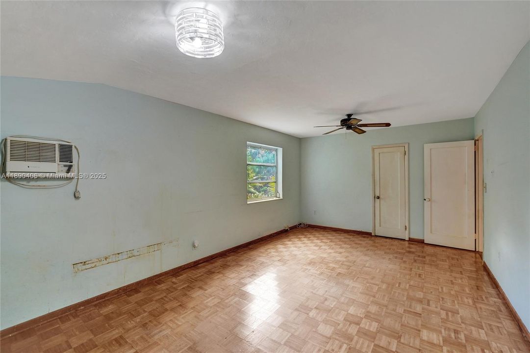 Activo con contrato: $799,000 (4 camas, 2 baños, 2346 Pies cuadrados)