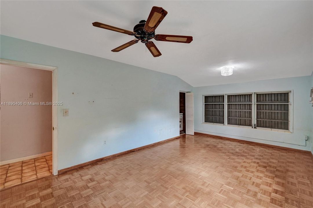 Activo con contrato: $799,000 (4 camas, 2 baños, 2346 Pies cuadrados)