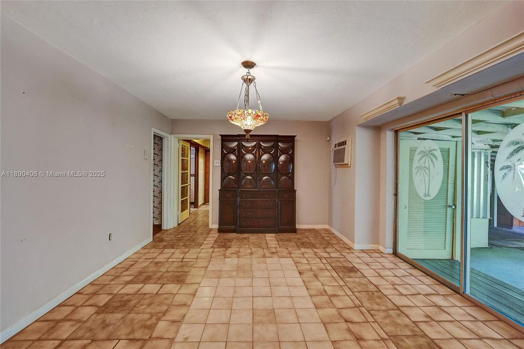 Activo con contrato: $799,000 (4 camas, 2 baños, 2346 Pies cuadrados)