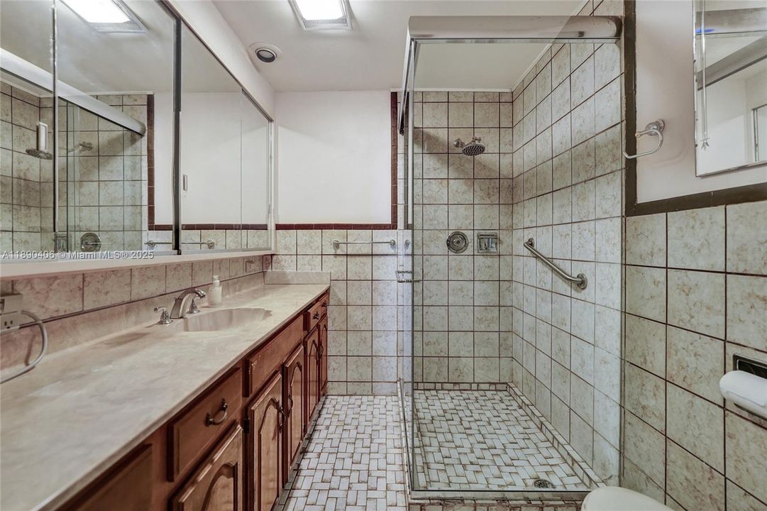 Activo con contrato: $799,000 (4 camas, 2 baños, 2346 Pies cuadrados)