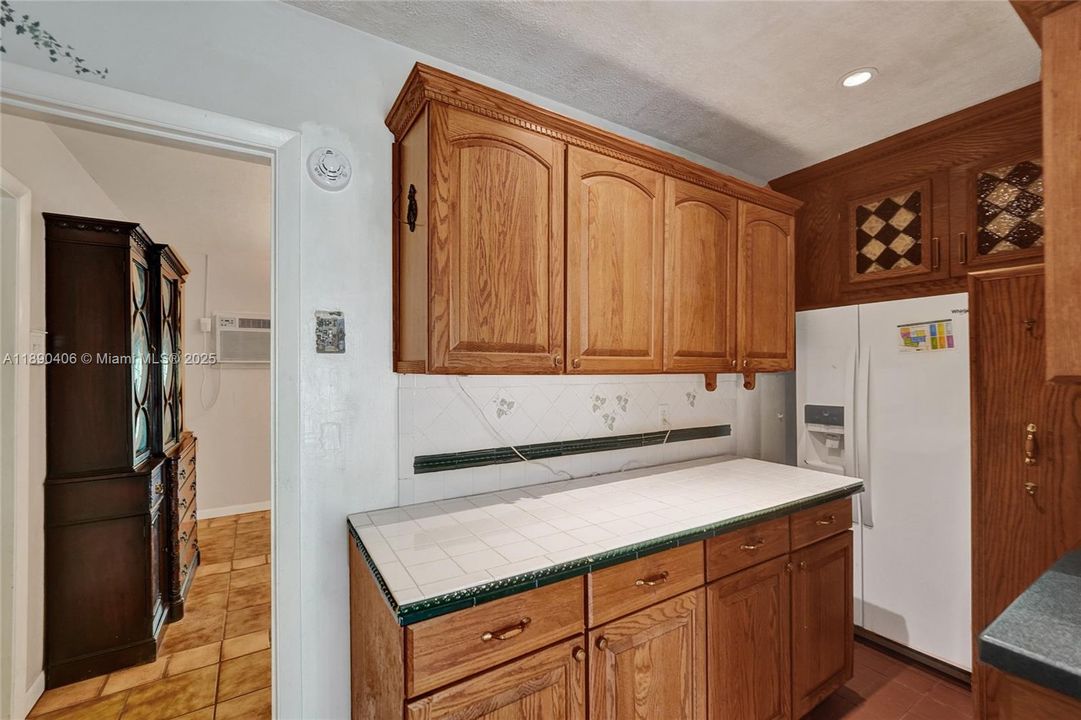 Activo con contrato: $799,000 (4 camas, 2 baños, 2346 Pies cuadrados)