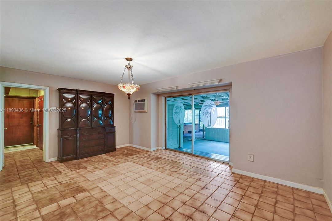 Activo con contrato: $799,000 (4 camas, 2 baños, 2346 Pies cuadrados)