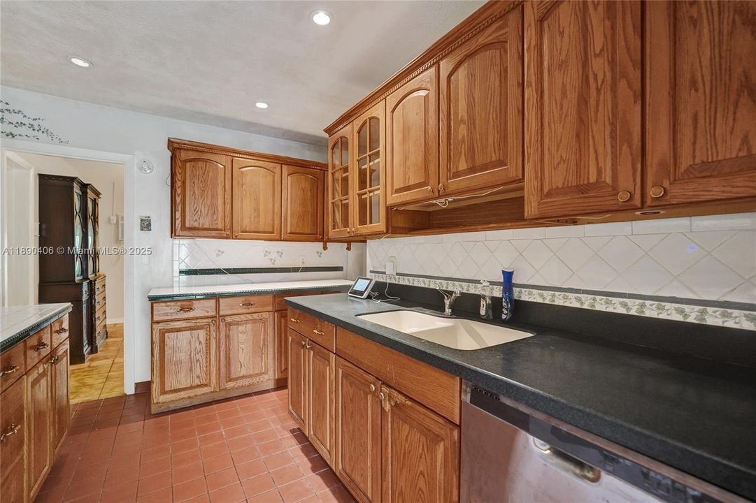 Activo con contrato: $799,000 (4 camas, 2 baños, 2346 Pies cuadrados)