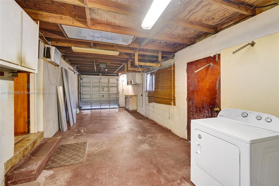 Activo con contrato: $799,000 (4 camas, 2 baños, 2346 Pies cuadrados)