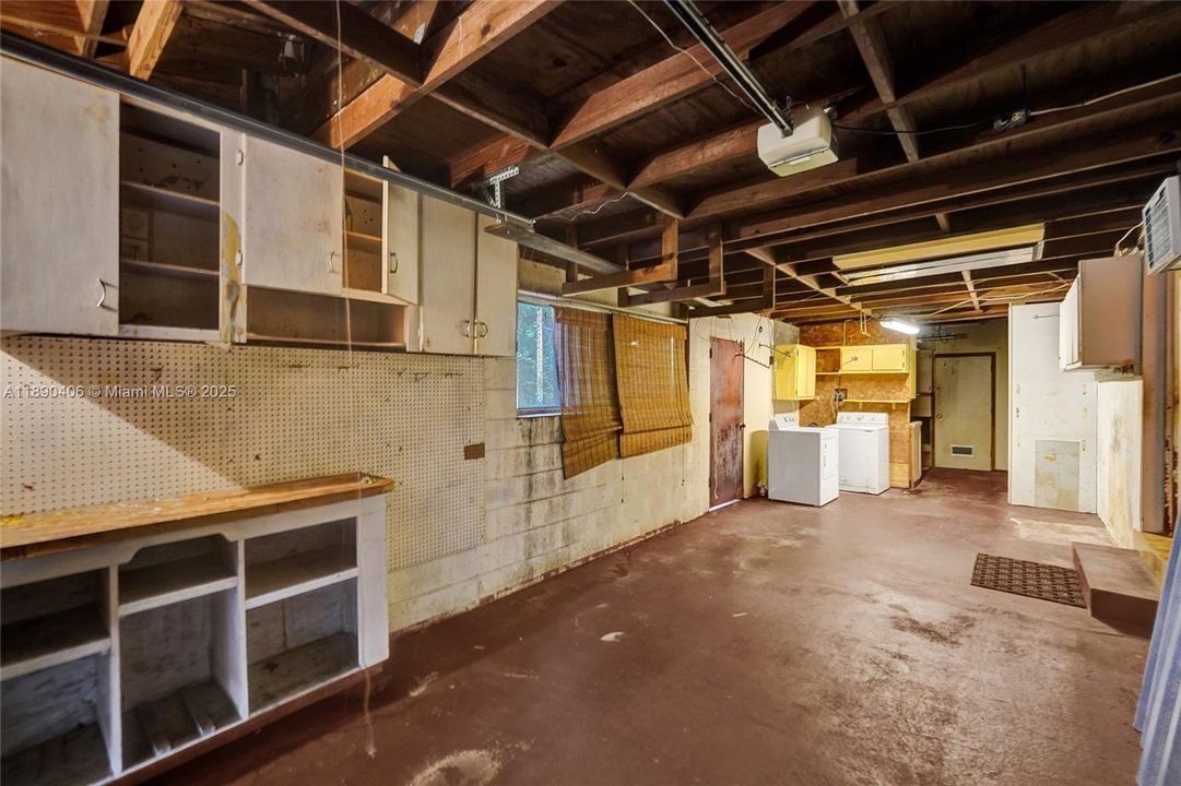 Activo con contrato: $799,000 (4 camas, 2 baños, 2346 Pies cuadrados)