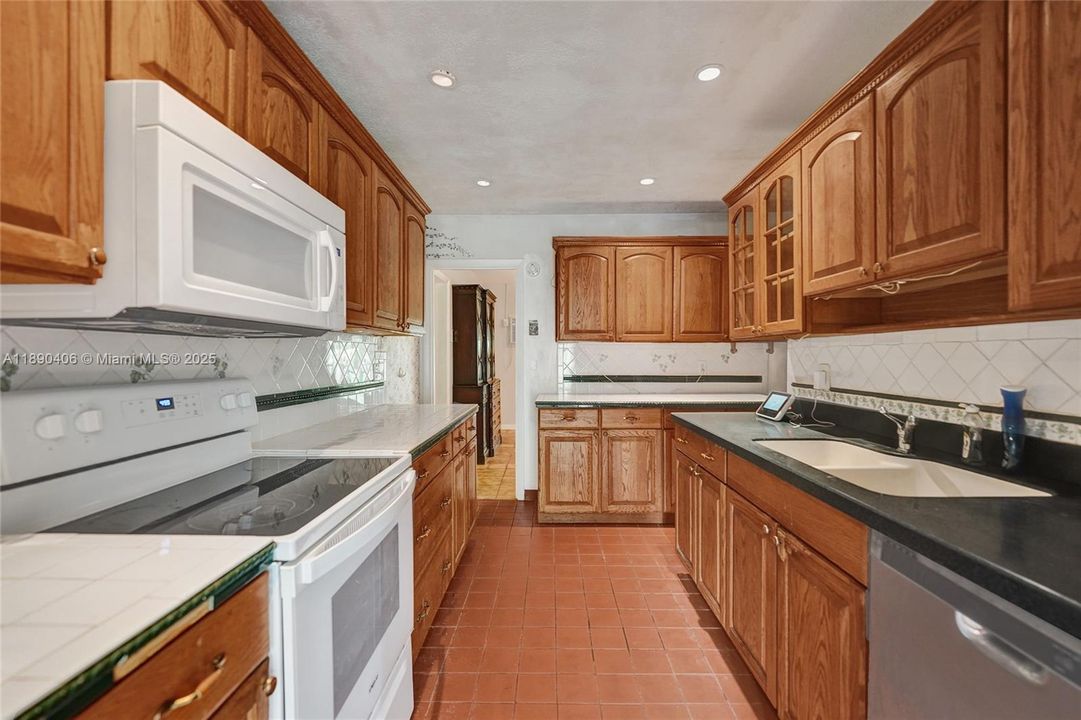 Activo con contrato: $799,000 (4 camas, 2 baños, 2346 Pies cuadrados)