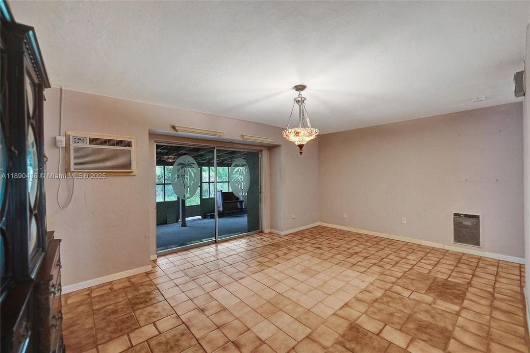 Activo con contrato: $799,000 (4 camas, 2 baños, 2346 Pies cuadrados)