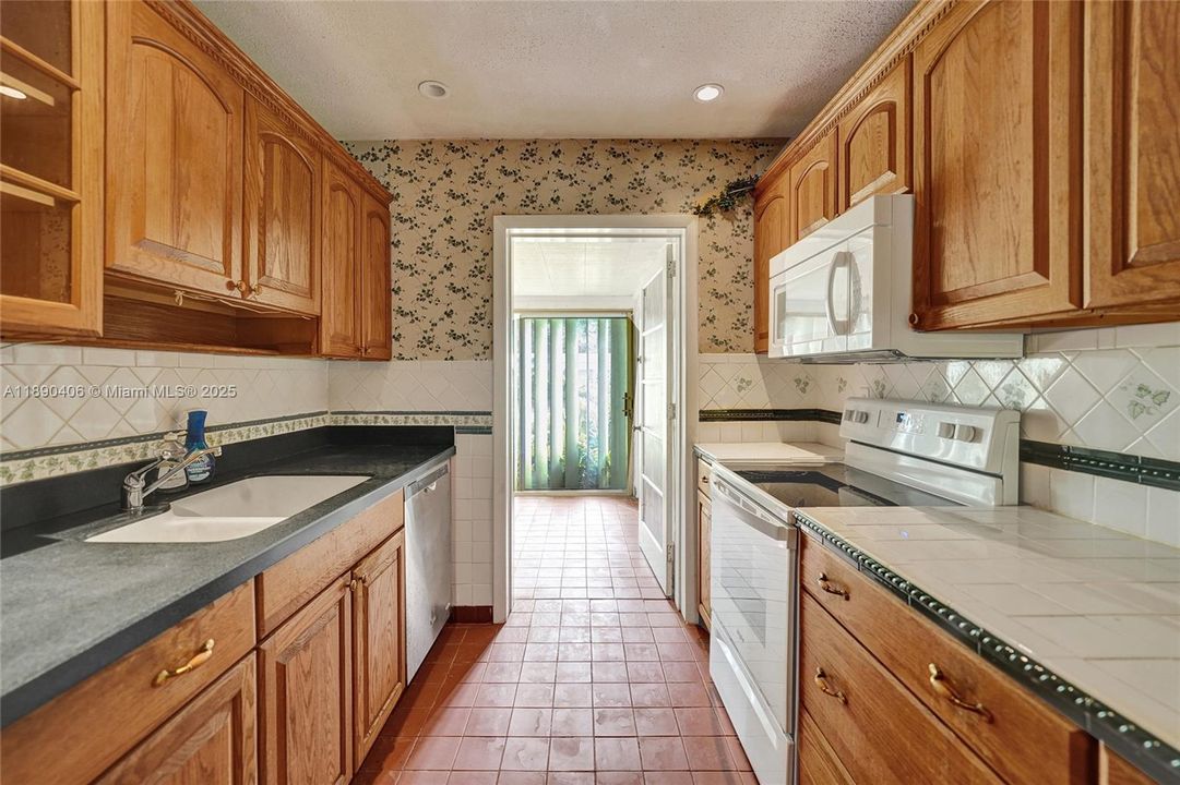 Activo con contrato: $799,000 (4 camas, 2 baños, 2346 Pies cuadrados)