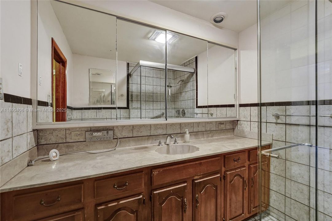 Activo con contrato: $799,000 (4 camas, 2 baños, 2346 Pies cuadrados)