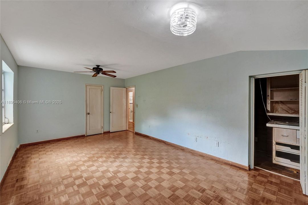 Activo con contrato: $799,000 (4 camas, 2 baños, 2346 Pies cuadrados)