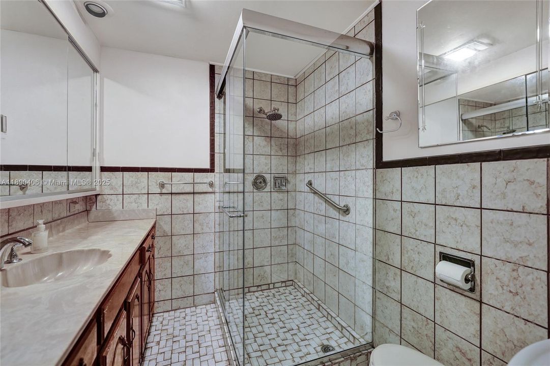 Activo con contrato: $799,000 (4 camas, 2 baños, 2346 Pies cuadrados)