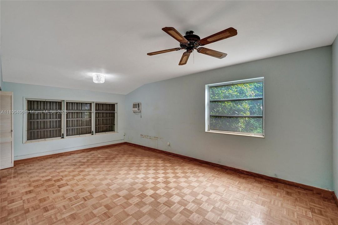 Activo con contrato: $799,000 (4 camas, 2 baños, 2346 Pies cuadrados)