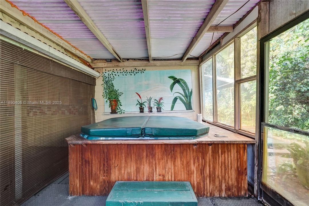 Activo con contrato: $799,000 (4 camas, 2 baños, 2346 Pies cuadrados)