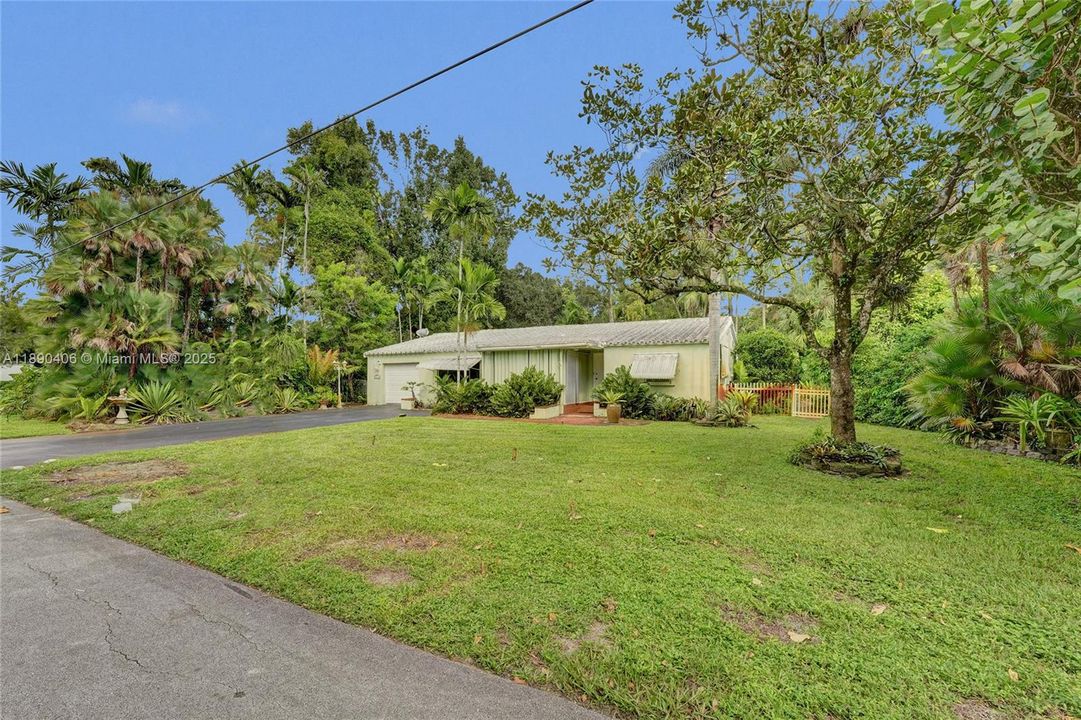 Activo con contrato: $799,000 (4 camas, 2 baños, 2346 Pies cuadrados)