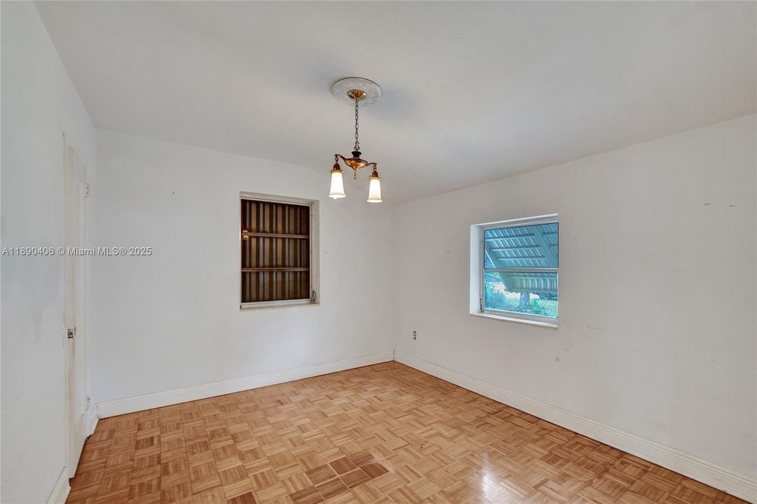 Activo con contrato: $799,000 (4 camas, 2 baños, 2346 Pies cuadrados)