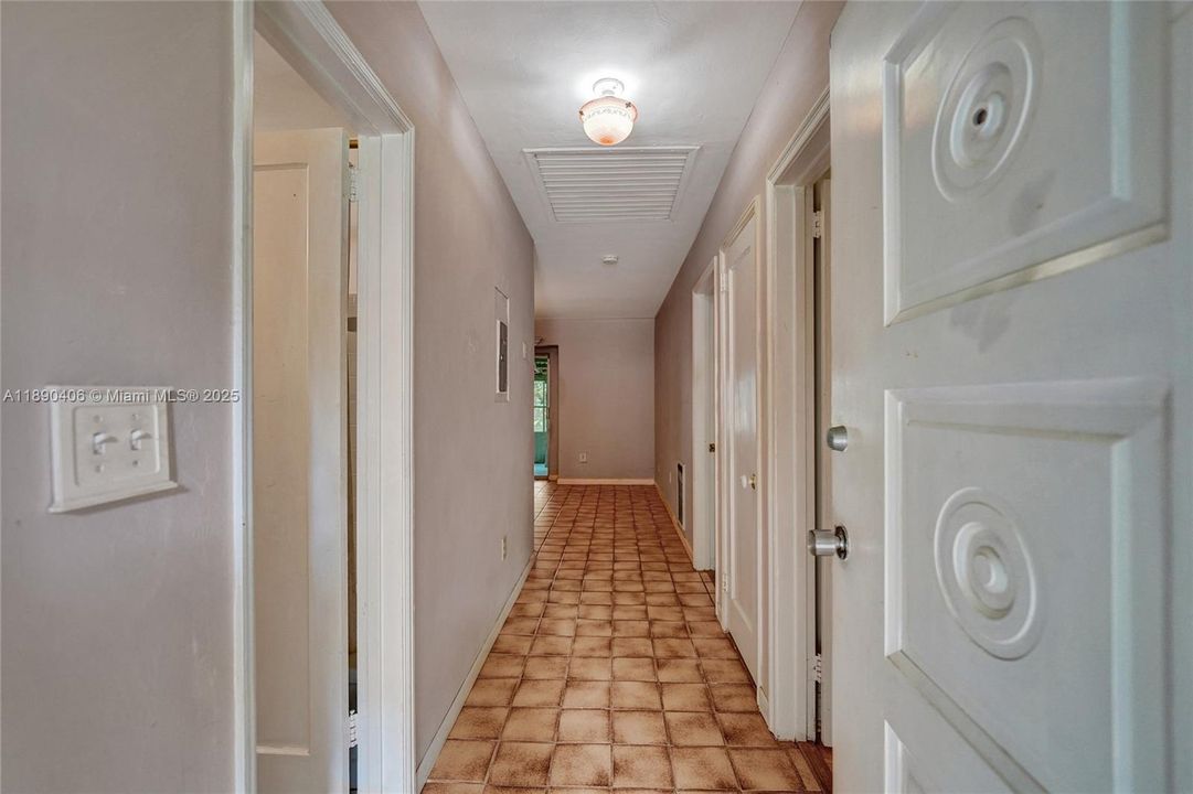 Activo con contrato: $799,000 (4 camas, 2 baños, 2346 Pies cuadrados)