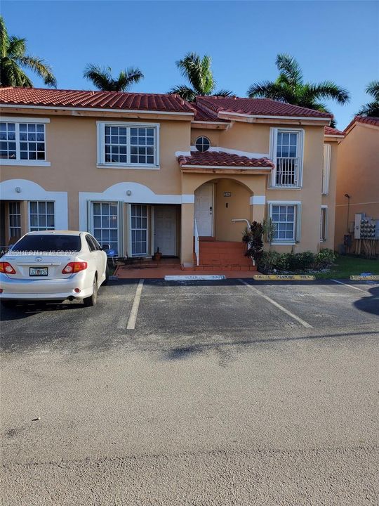 Под контрактом: $2,500 (2 спален, 2 ванн, 1132 Квадратных фут)