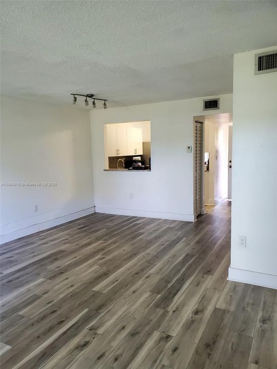 Под контрактом: $2,500 (2 спален, 2 ванн, 1132 Квадратных фут)