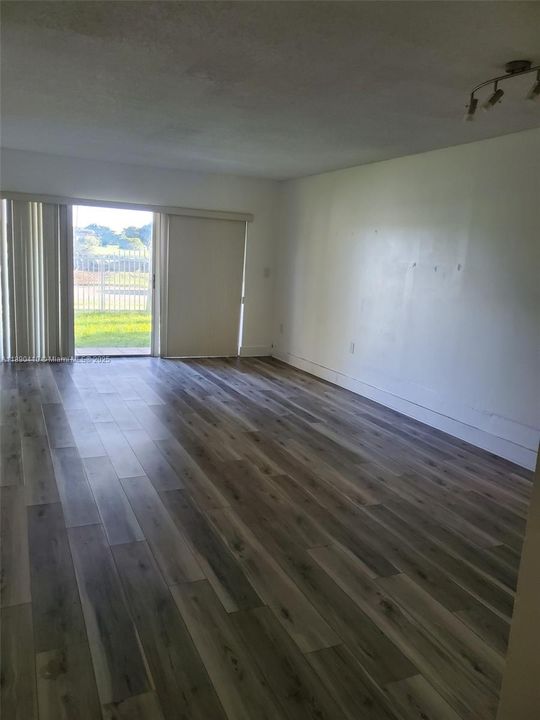 Под контрактом: $2,500 (2 спален, 2 ванн, 1132 Квадратных фут)