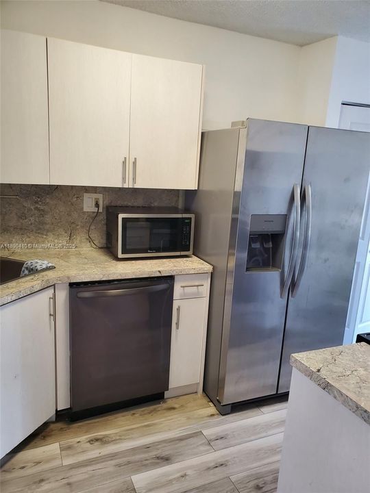 Под контрактом: $2,500 (2 спален, 2 ванн, 1132 Квадратных фут)