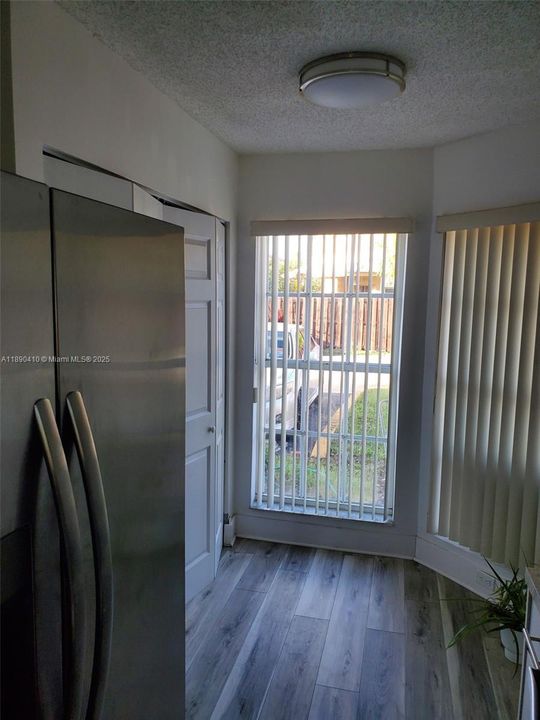 Под контрактом: $2,500 (2 спален, 2 ванн, 1132 Квадратных фут)