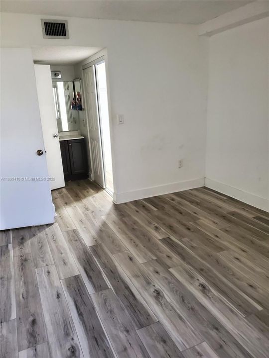 Под контрактом: $2,500 (2 спален, 2 ванн, 1132 Квадратных фут)