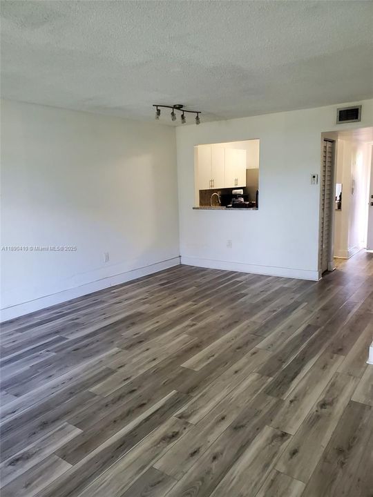 Под контрактом: $2,500 (2 спален, 2 ванн, 1132 Квадратных фут)