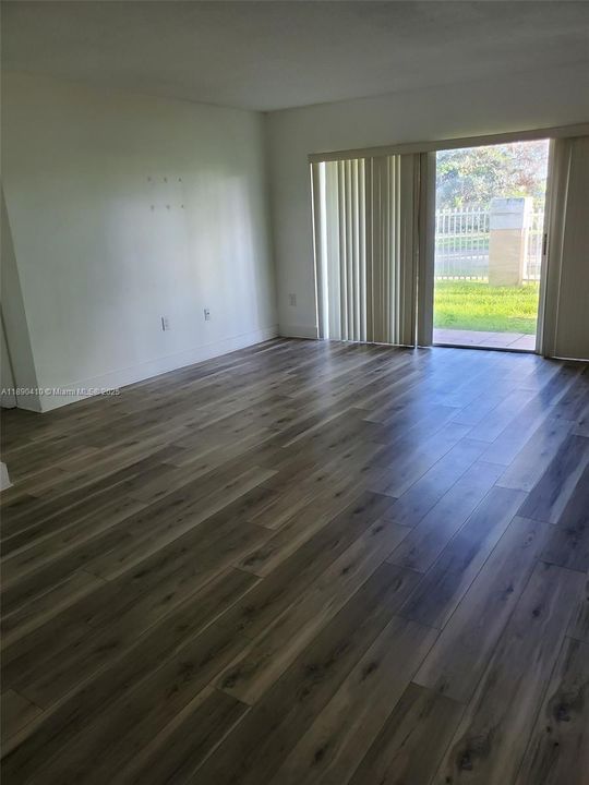 Под контрактом: $2,500 (2 спален, 2 ванн, 1132 Квадратных фут)