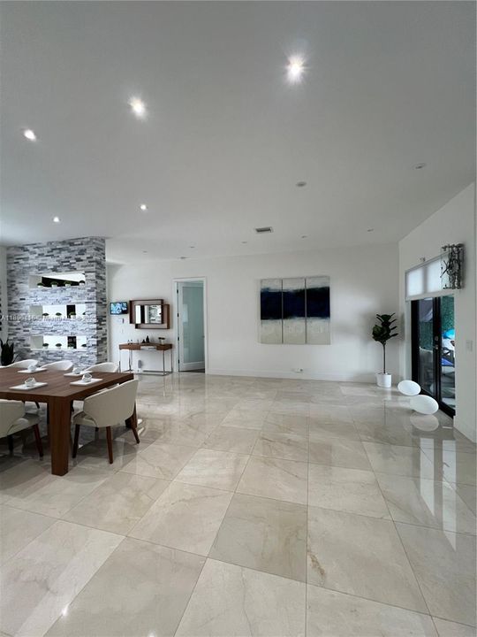 出租: $5,900 (3 贝兹, 2 浴室, 1998 平方英尺)