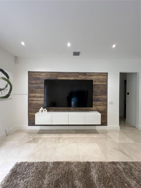 出租: $5,900 (3 贝兹, 2 浴室, 1998 平方英尺)