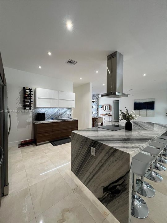 出租: $5,900 (3 贝兹, 2 浴室, 1998 平方英尺)