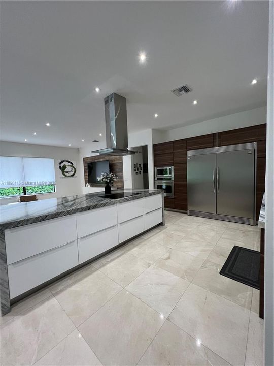 出租: $5,900 (3 贝兹, 2 浴室, 1998 平方英尺)