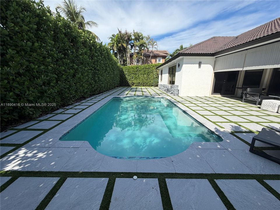 出租: $5,900 (3 贝兹, 2 浴室, 1998 平方英尺)